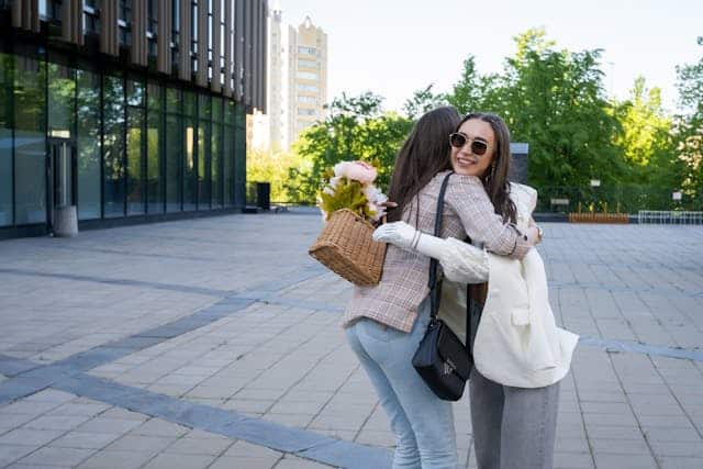 17 Tips for Maintaining Long-Distance Friendships